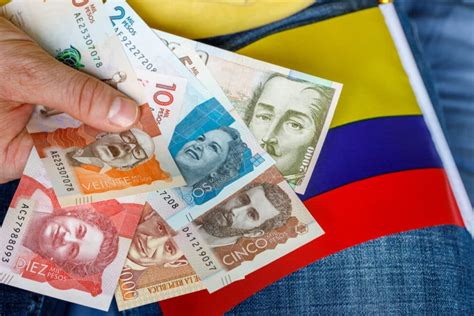 100 dollars to colombian pesos